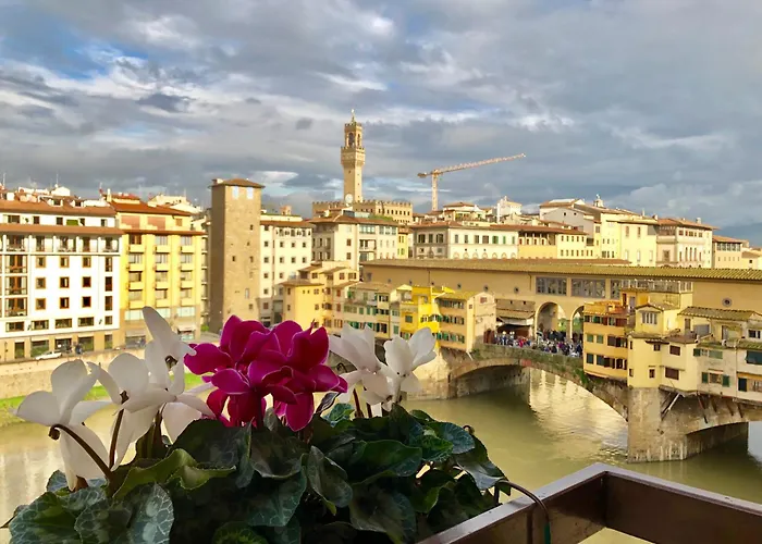Ponte Vecchio View Luxury Apartment